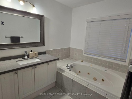 7155 Lowville Heights, Mississauga, ON - Indoor Photo Showing Bathroom
