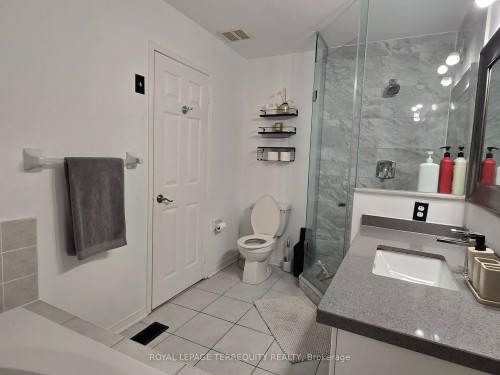 7155 Lowville Heights, Mississauga, ON - Indoor Photo Showing Bathroom