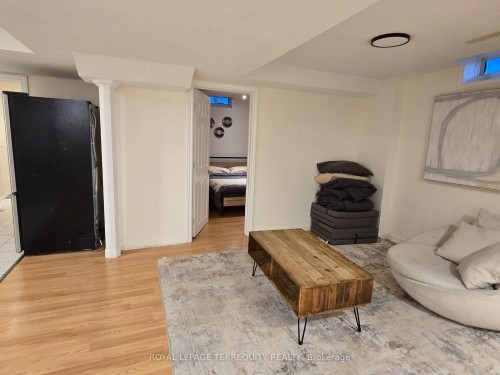 7155 Lowville Heights, Mississauga, ON - Indoor Photo Showing Living Room