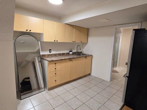 7155 Lowville Heights, Mississauga, ON - Indoor Photo Showing Kitchen