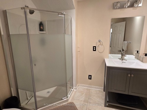 7155 Lowville Heights, Mississauga, ON - Indoor Photo Showing Bathroom