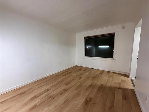 30 Barrington Ave, Winnipeg, MB - Indoor Photo Showing Living Room