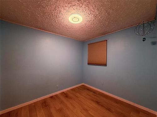 30 Barrington Ave, Winnipeg, MB - Indoor Photo Showing Other Room