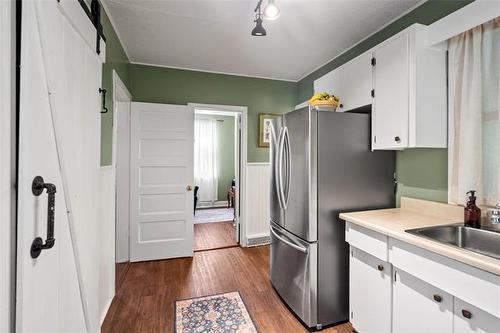 283 Oakland Ave, Winnipeg, MB - Indoor Photo Showing Kitchen
