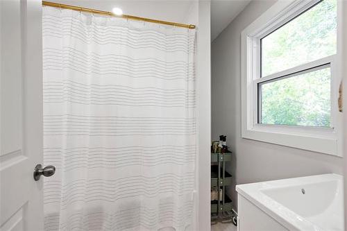 283 Oakland Ave, Winnipeg, MB - Indoor Photo Showing Bathroom