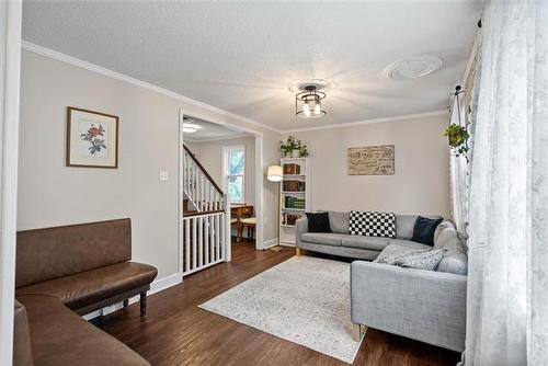 283 Oakland Ave, Winnipeg, MB - Indoor Photo Showing Living Room