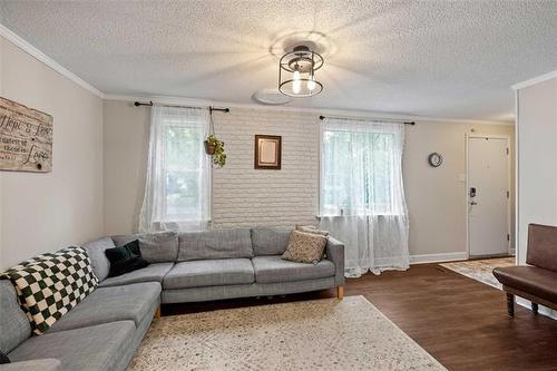 283 Oakland Ave, Winnipeg, MB - Indoor Photo Showing Living Room