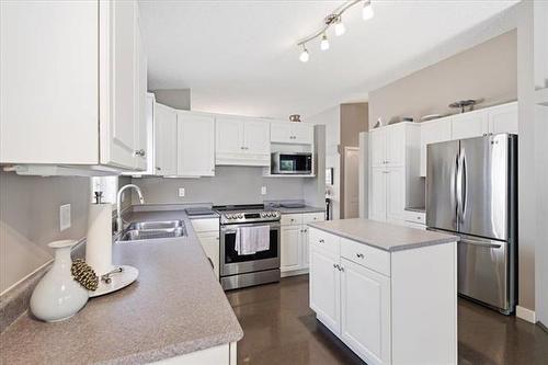 62 Baytree Crt, Winnipeg, MB - Indoor Photo Showing Kitchen With Double Sink With Upgraded Kitchen