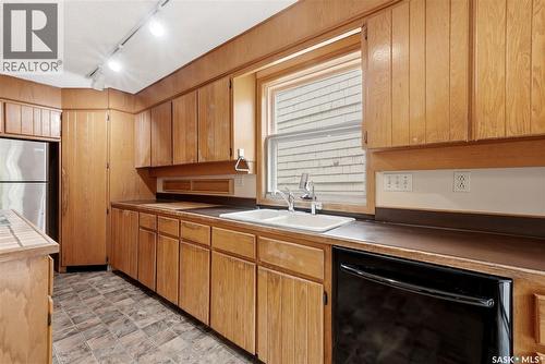 21 Angus Crescent, Regina, SK - Indoor Photo Showing Kitchen With Double Sink