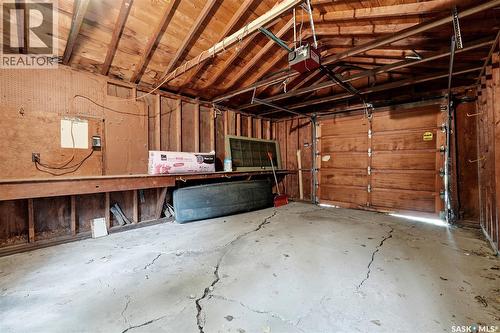 21 Angus Crescent, Regina, SK - Indoor Photo Showing Garage