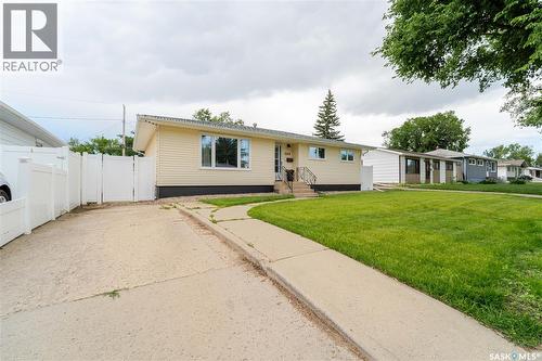 1048 11th AVENUE NW  Moose Jaw, SK S6H 4L5