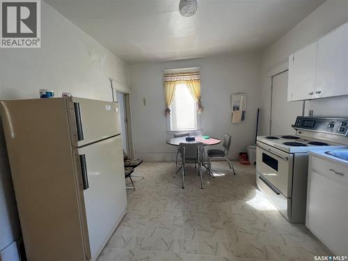 311 7Th Avenue E, Assiniboia, SK - Indoor Photo Showing Kitchen
