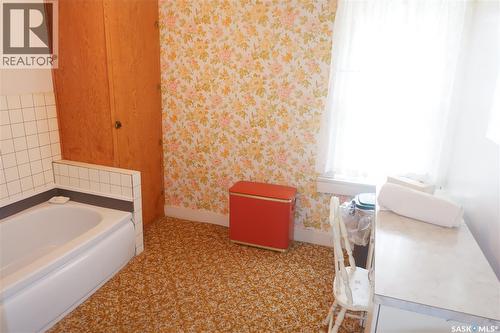 311 7Th Avenue E, Assiniboia, SK - Indoor Photo Showing Bathroom