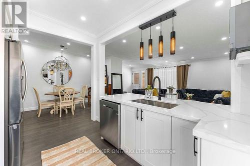 1412 Seaview Drive, Mississauga, ON - Indoor Photo Showing Kitchen With Upgraded Kitchen