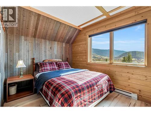 9371 6 Highway, Coldstream, BC - Indoor Photo Showing Bedroom