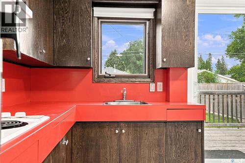 1915 Dufferin Avenue, Saskatoon, SK - Indoor Photo Showing Kitchen