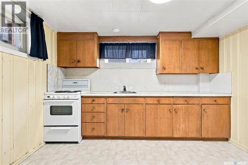 1915 Dufferin Avenue, Saskatoon, SK - Indoor Photo Showing Kitchen