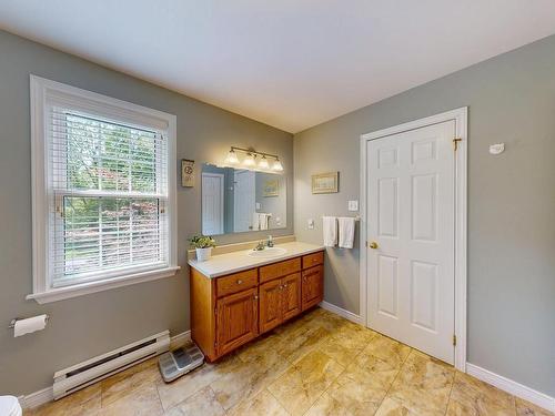 2671 Mountain View Road, Coldbrook, NS - Indoor Photo Showing Bathroom