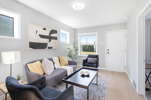 507 Trent Avenue, Winnipeg, MB - Indoor Photo Showing Living Room