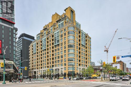 621 - 438 Richmond Street W, Toronto, ON - Outdoor With Facade