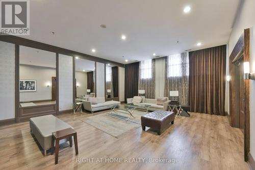 621 - 438 Richmond Street W, Toronto, ON - Indoor