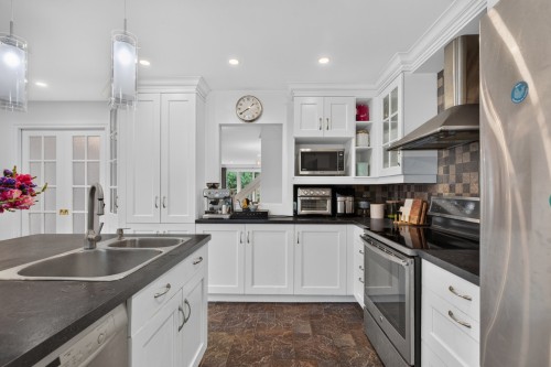 Cuisine - 681 Crois. De Namur, Saint-Lambert, QC - Indoor Photo Showing Kitchen With Double Sink With Upgraded Kitchen