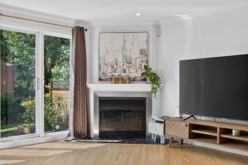 Salon - 681 Crois. De Namur, Saint-Lambert, QC - Indoor Photo Showing Living Room With Fireplace