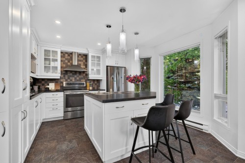 Cuisine - 681 Crois. De Namur, Saint-Lambert, QC - Indoor Photo Showing Kitchen With Upgraded Kitchen