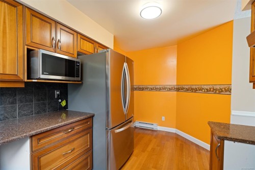 #302-9975 Fifth St, Sidney, BC - Indoor Photo Showing Kitchen