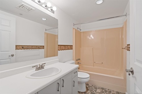 #302-9975 Fifth St, Sidney, BC - Indoor Photo Showing Bathroom