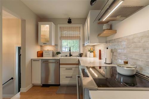 575 Renfrew St, Winnipeg, MB - Indoor Photo Showing Kitchen