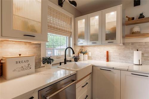 575 Renfrew St, Winnipeg, MB - Indoor Photo Showing Kitchen