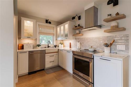 575 Renfrew St, Winnipeg, MB - Indoor Photo Showing Kitchen