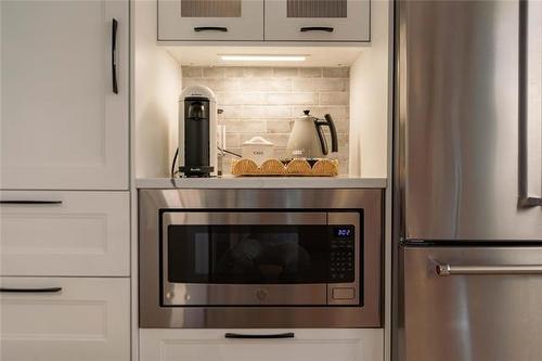575 Renfrew St, Winnipeg, MB - Indoor Photo Showing Kitchen