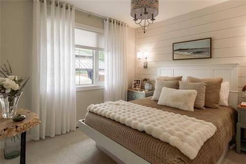 575 Renfrew St, Winnipeg, MB - Indoor Photo Showing Bedroom