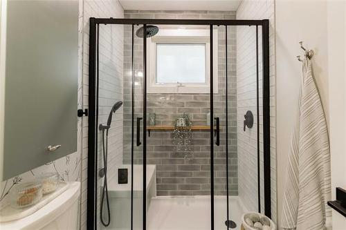 575 Renfrew St, Winnipeg, MB - Indoor Photo Showing Bathroom