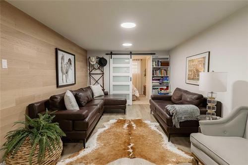 575 Renfrew St, Winnipeg, MB - Indoor Photo Showing Living Room