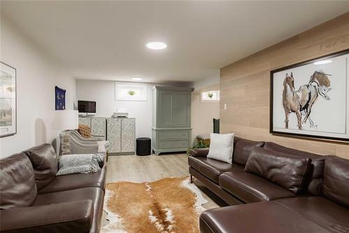 575 Renfrew St, Winnipeg, MB - Indoor Photo Showing Living Room