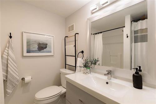 575 Renfrew St, Winnipeg, MB - Indoor Photo Showing Bathroom