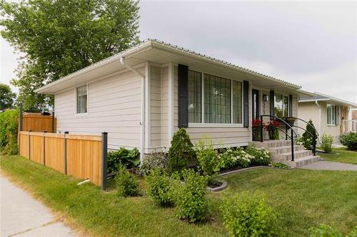 575 Renfrew St, Winnipeg, MB - Outdoor
