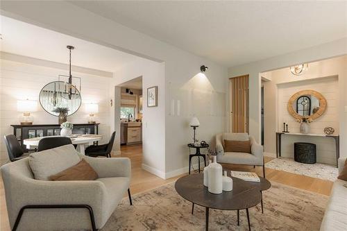 575 Renfrew St, Winnipeg, MB - Indoor Photo Showing Living Room