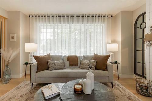 575 Renfrew St, Winnipeg, MB - Indoor Photo Showing Living Room