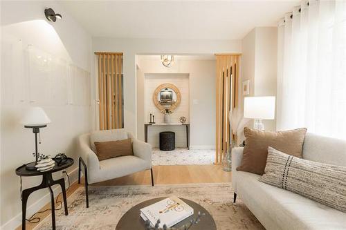 575 Renfrew St, Winnipeg, MB - Indoor Photo Showing Living Room