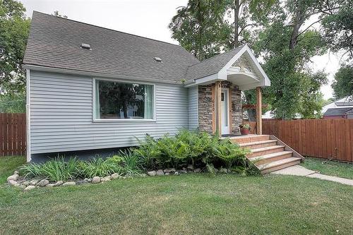 630 Oakenwald AVE  Winnipeg, MB R3T 1M2