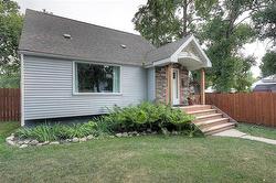 630 Oakenwald AVE  Winnipeg, MB R3T 1M2