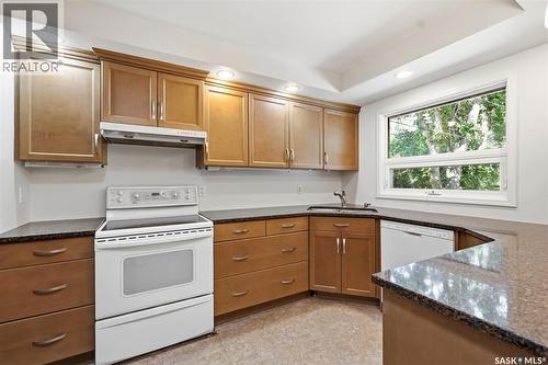709 Cumberland Avenue S, Saskatoon, SK - Indoor Photo Showing Kitchen