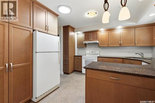 709 Cumberland Avenue S, Saskatoon, SK - Indoor Photo Showing Kitchen