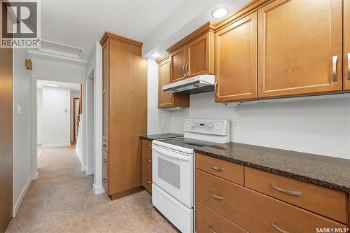 709 Cumberland Avenue S, Saskatoon, SK - Indoor Photo Showing Kitchen