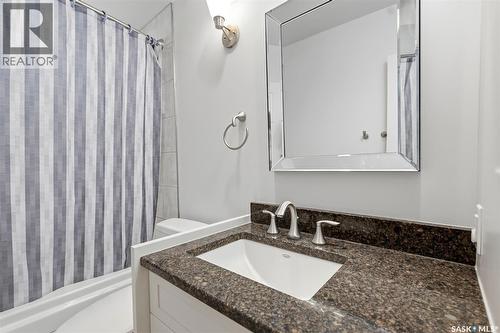 709 Cumberland Avenue S, Saskatoon, SK - Indoor Photo Showing Bathroom