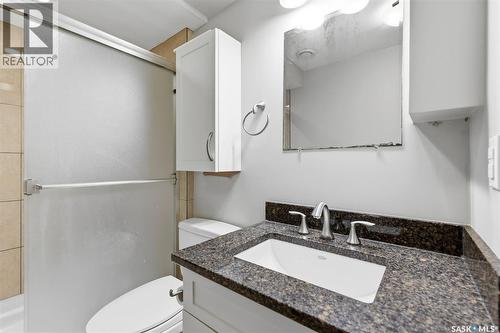 709 Cumberland Avenue S, Saskatoon, SK - Indoor Photo Showing Bathroom